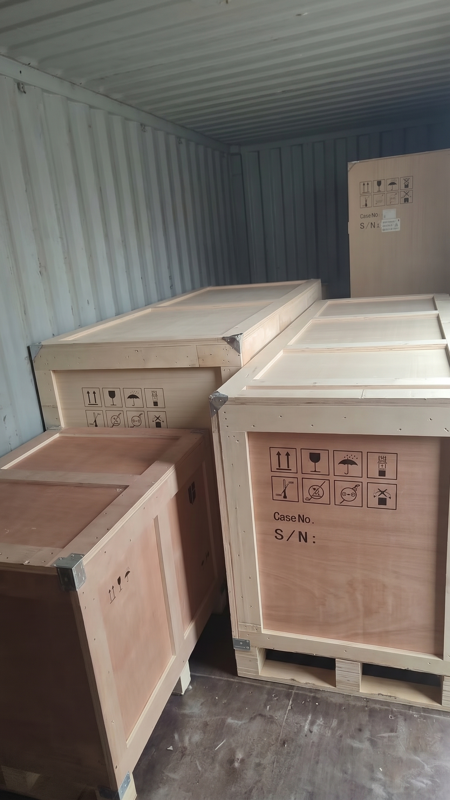 Huacales de madera con el sistema de rayos X, estibados y esquinados dentro del contenedor