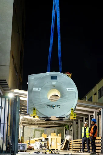 Equipo de imagenología izado en destino para su instalación